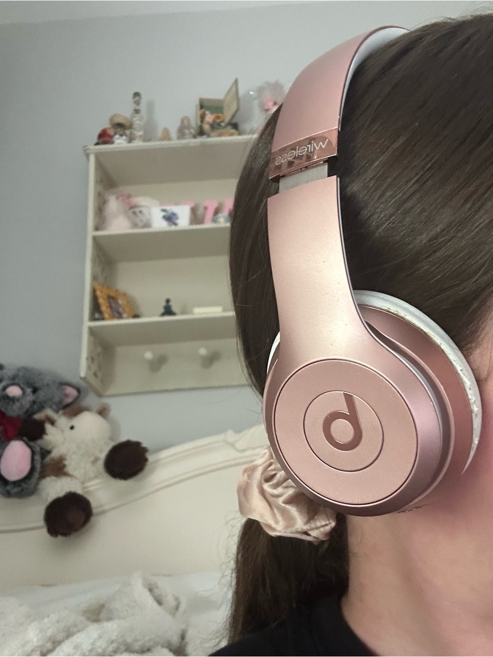 Wireless Solo 3 Beats by Dre Over-Ear Headphones - Rose Gold and White - Picture 12 of 13